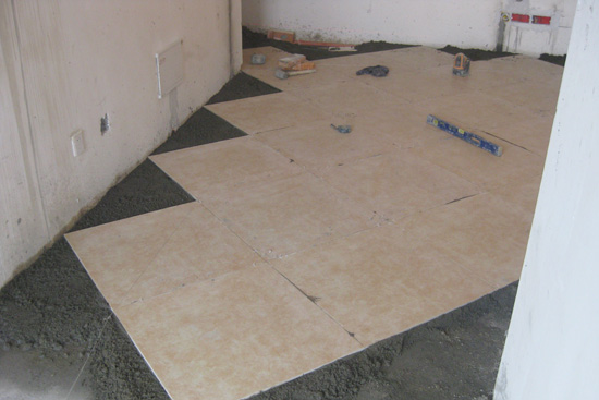 实验室装修地面施工工艺：瓷砖地板的铺设技术
